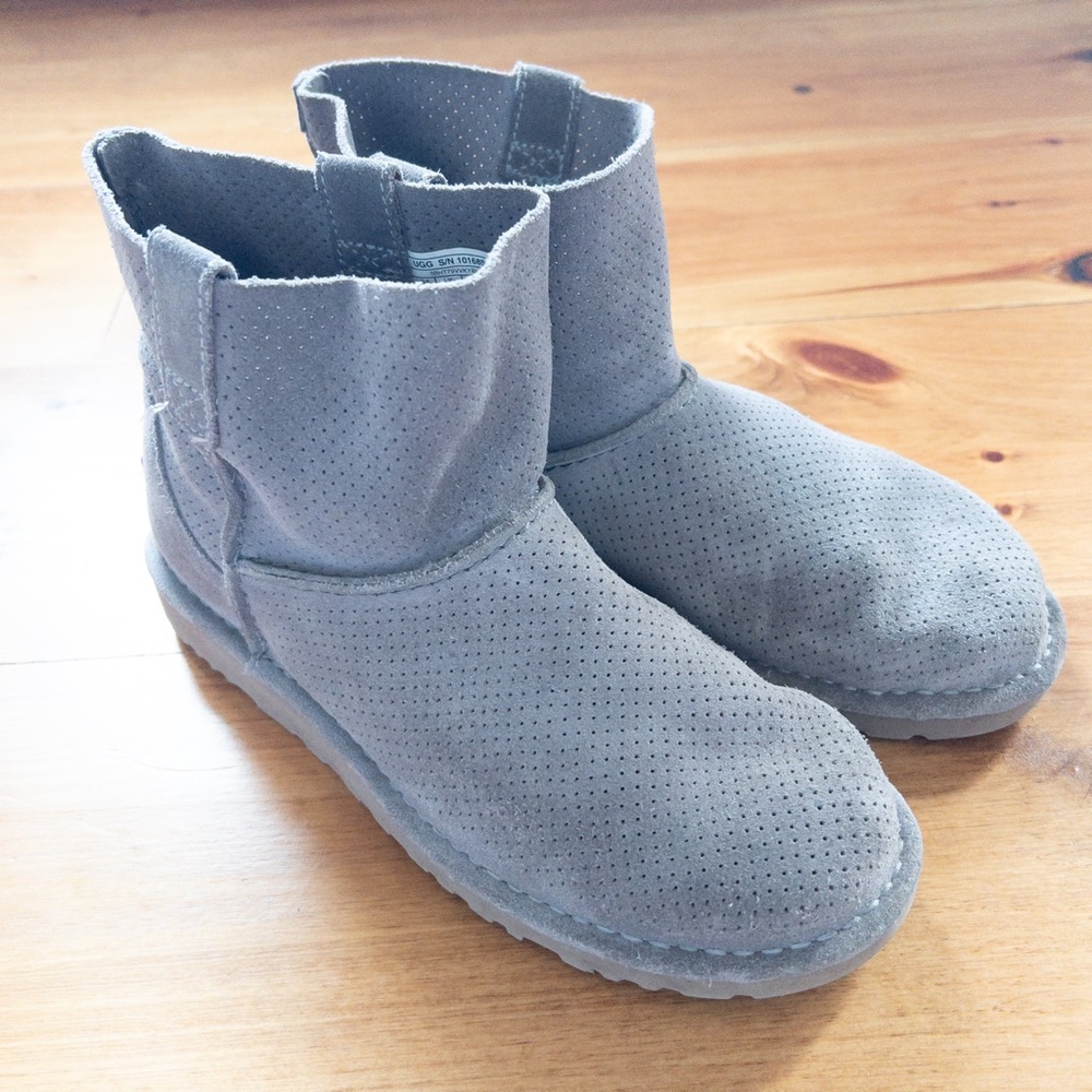 UGG Classic Unlined Mini Perf Boots Size 7 Tan